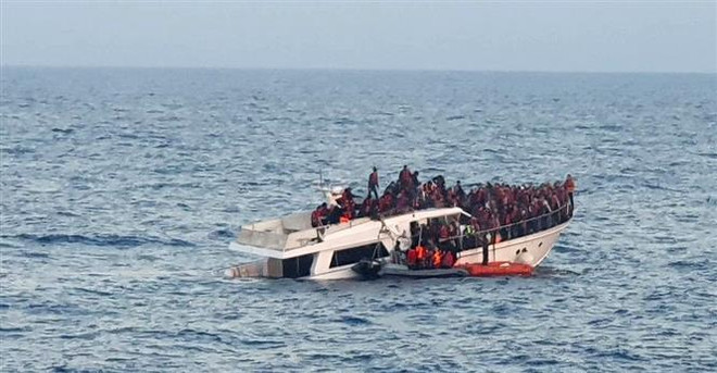 Người di cư vượt Địa Trung Hải tìm đường tới châu Âu, ngày 31/12/2022. (Ảnh: AFP/TTXVN) Tàu chở 500 người di cư mất tích không rõ nguyên nhân ở Địa Trung Hải ảnh 1