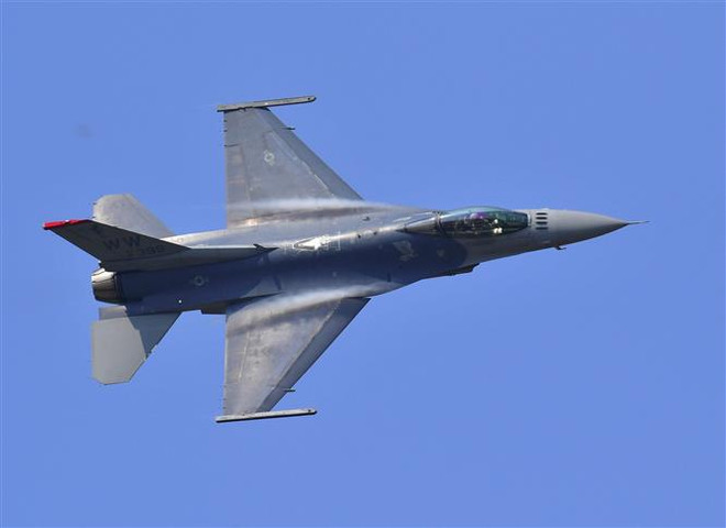 Máy bay F-16 của Không lực Mỹ bay trình diễn tại căn cứ không quân Osan ở Pyeongtaek, Hàn Quốc. (Ảnh: AFP/TTXVN) Ông Biden gọi điện chúc mừng ông Erdogan đắc cử Tổng thống Thổ Nhĩ Kỳ ảnh 1