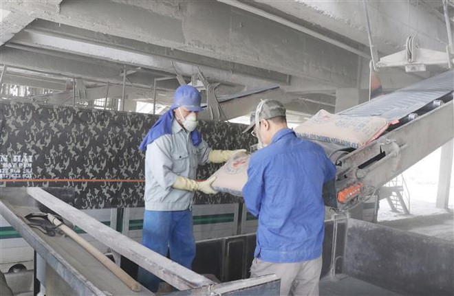 Sản xuất ximăng là ngành có tỷ trọng phát thải khí nhà kính lớn nhất, chiếm 70% tổng phát thải trong sản xuất vật liệu xây dựng năm 2015. (Ảnh: Hoàng Nguyên/TTXVN) 'Xanh hóa' sản xuất ngành xây dựng để giảm phát thải khí nhà kính ảnh 1