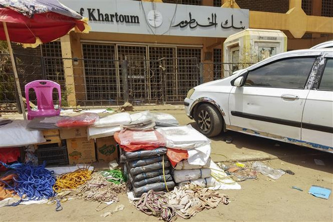 Một chi nhánh ngân hàng phải đóng cửa do giao tranh tại Wad Madani, bang Al-Jazirah, Sudan, ngày 28/5/2023. (Ảnh: AFP/TTXVN) Giao tranh tại Sudan: SAF-RSF nhất trí gia hạn ngừng bắn thêm 5 ngày ảnh 1