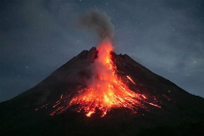 Núi lửa Merapi của Indonesia phun trào nham thạch chảy dài hơn 2km ảnh 1