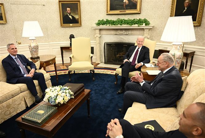 Tổng thống Mỹ Joe Biden (thứ 3, phải) trong cuộc họp với lãnh đạo lưỡng đảng tại Quốc hội về trần nợ công, ở Washington, DC ngày 9/5/2023. (Ảnh: AFP/TTXVN) Đức hy vọng Mỹ sẽ có quyết định đúng đắn liên quan đến trần nợ ảnh 1