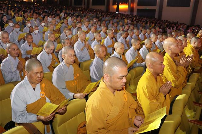 Cùng cầu nguyện tại Đại lễ Phật đản. (Ảnh: Đức Phương/TTXVN) Lan tỏa giá trị văn hóa, đạo đức tốt đẹp của Phật giáo trong xã hội ảnh 2
