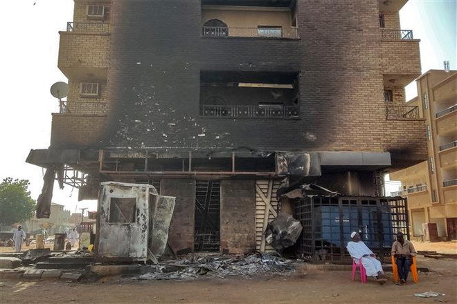 Một tòa nhà bị hư hại do giao tranh giữa quân đội Sudan và nhóm bán quân sự Các Lực lượng Hỗ trợ nhanh (RSF) tại thủ đô Khartoum ngày 24/5/2023. (Ảnh: AFP/TTXVN) Giao tranh tại Sudan: Các bên xung đột tuân thủ thỏa thuận ngừng bắn ảnh 1