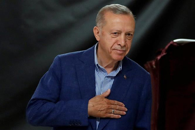 Tổng thống Thổ Nhĩ Kỳ đương nhiệm Recep Tayyip Erdogan tại điểm bỏ phiếu bầu Tổng thống vòng hai ở Istanbul, ngày 28/5/2023. (Ảnh: AFP/TTXVN) Tổng thống đắc cử Erdogan: 'Củng cố hơn nữa vị thế của Thổ Nhĩ Kỳ' ảnh 1