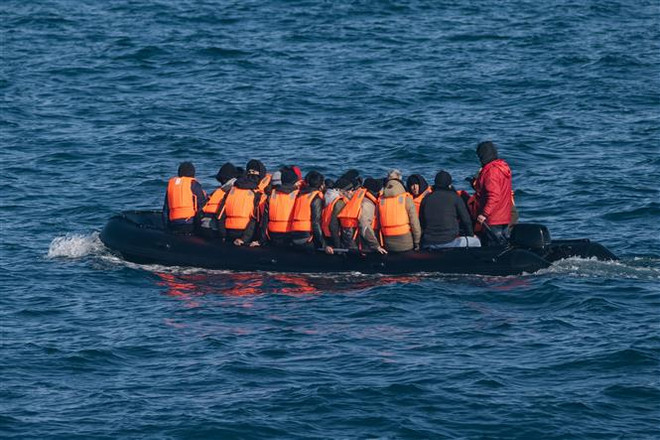 Người di cư vượt eo biển Manche từ Pháp sang Anh, ngày 15/3/2022. (Ảnh: AFP/TTXVN) Pháp bắt giữ người di cư qua eo biển Manche để sang Anh ảnh 1