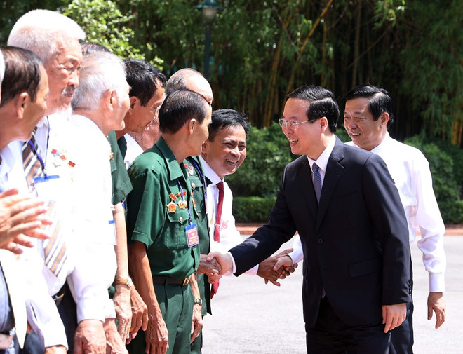 Chủ tịch nước Võ Văn Thưởng với các đại biểu. (Ảnh: Thống Nhất/TTXVN) Chủ tịch nước gặp mặt đại biểu người có công tỉnh Vĩnh Long ảnh 1