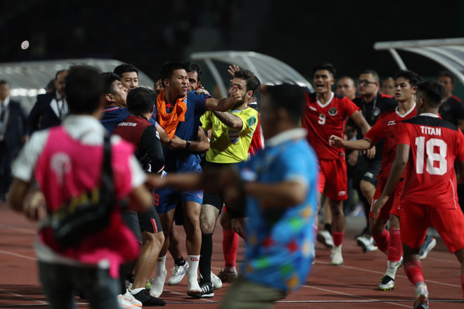 AFC điều tra 'hành vi bạo lực' trong trận chung kết SEA Games 32 ảnh 1