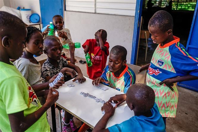 Trẻ em tại trại tị nạn ở Port-au-Prince, Haiti, ngày 30/7/2022. (Ảnh: AFP/TTXVN) Liên hợp quốc giải ngân 9 triệu USD cứu trợ khẩn cấp cho Haiti ảnh 1
