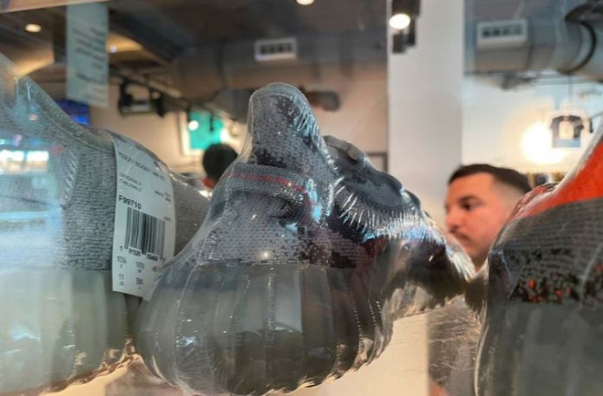 Adidas trước áp lực giải quyết vấn đề liên quan đến mẫu giày Yeezy ảnh 1