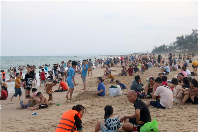 Bãi biển Đồi Dương (thành phố Phan Thiết) đông người dân và du khách trong ngày nghỉ lễ đầu tiên. (Ảnh: Nguyễn Thanh/TTXVN) Tỉnh Bình Thuận đón 160.000 lượt khách trong dịp nghỉ lễ ảnh 1