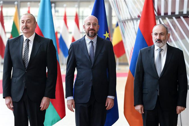 (Từ trái sang) Tổng thống Azerbaijan Ilham Aliyev, Chủ tịch Hội đồng châu Âu Charles Michel và Thủ tướng Armenia Nikol Pashinyan tại cuộc gặp ở Brussels, Bỉ, ngày 14/5/2023. (Ảnh: AFP/TTXVN) Azerbaijan-Armenia có thể ký thỏa thuận hòa bình bên lề hội nghị EPC ảnh 1