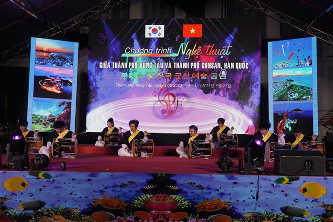 Nhạc truyền thống Samdo Seoljanggo garak do Liên đoàn nghệ thuật Hàn Quốc-Chi hội Gunsan trình diễn. (Ảnh: Huỳnh Sơn/TTXVN) Tăng cường hoạt động giao lưu văn hóa, hợp tác giữa Vũng Tàu và Gunsan ảnh 1
