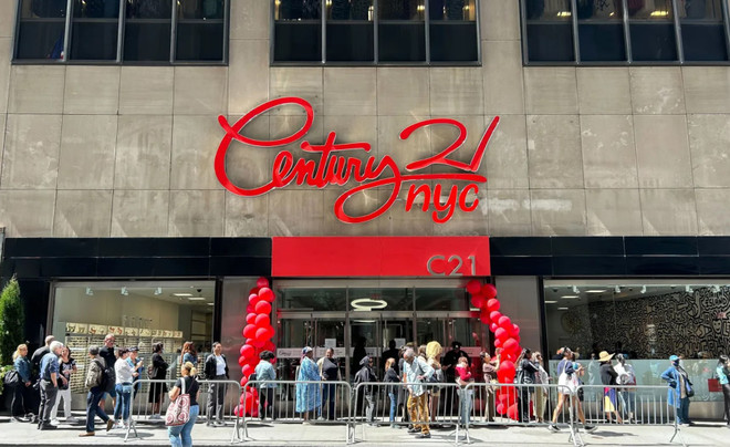 Người dân ở New York cũng chào đón cửa hàng Century21 mở lại như một biểu tượng hy vọng mới cho thành phố. (Nguồn: Curbed) Chuỗi cửa hàng Century21 hoạt động trở lại sau đại dịch ảnh 1