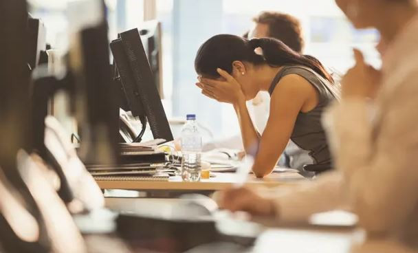 Anh: Báo động nạn quấy rối tại nơi làm việc đối với phụ nữ trẻ ảnh 1