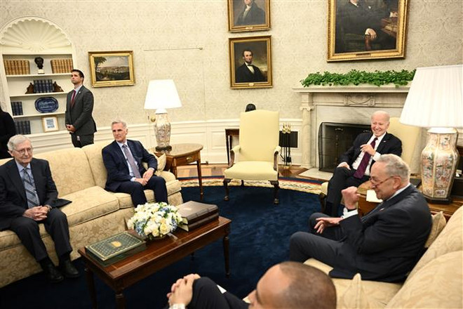 Ngày 9/5, Tổng thống Mỹ Joe Biden và các nghị sỹ hàng đầu của hai đảng Dân chủ và Cộng hòa đã có cuộc thảo luận trực tiếp về vấn đề trần nợ công, trong bối cảnh thế bế tắc liên quan đến việc nâng giới hạn nợ trị giá 31.400 tỷ USD đang đe dọa đẩy nền kinh tế số 1 thế giới vào tình trạng vỡ nợ chưa từng có, nếu Quốc hội Mỹ không kịp thời hành động. (Ảnh: AFP/TTXVN) Tổng thống Mỹ lạc quan về các cuộc đàm phán trong vấn đề trần nợ ảnh 1