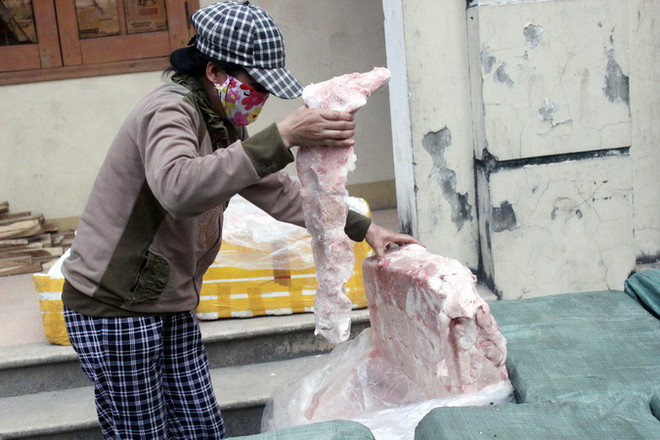 Phát hiện 1 tấn thịt, nội tạng động vật bốc mùi trên xe tải ảnh 1