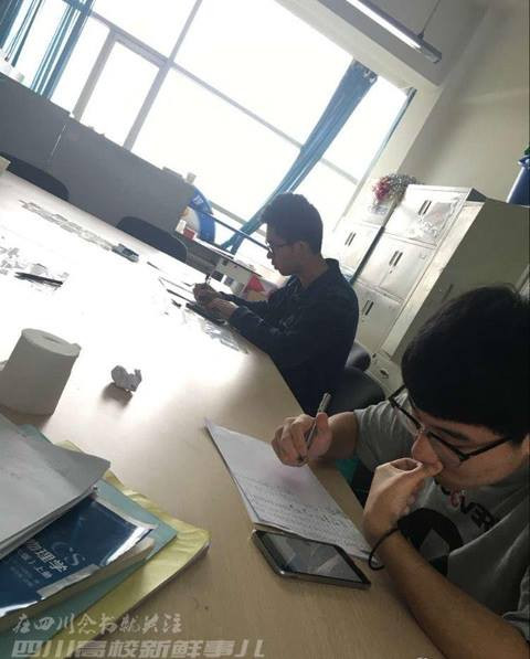 Đến muộn, sinh viên bị phạt viết tay 1.000 biểu tượng cảm xúc ảnh 2