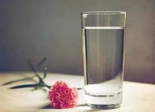 Uống ít nước gây hại cơ thể không kém gì bạn hút thuốc lá ảnh 1