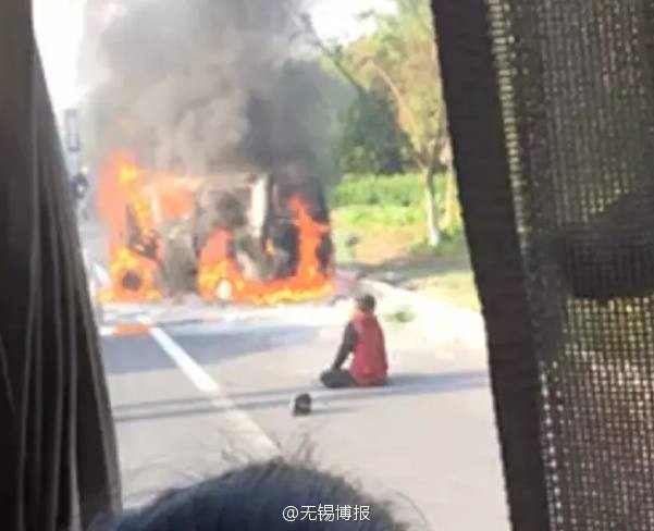 Xúc động người đàn ông bỏ mình khi cứu vợ khỏi xe hơi bốc cháy ảnh 1