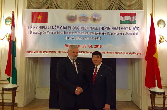 Đại sứ Việt Nam tại Hungary Nguyễn Thanh Tuấn (phải) và Chủ tịch Hội Hữu nghị Hung-Việt Botzs Laszlo. (Nguồn: Đại sứ quán Việt Nam tại Hungary) Đại sứ quán Việt Nam tại Hungary kỷ niệm ngày Thống nhất ảnh 1