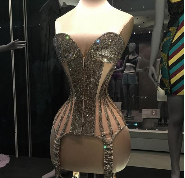 Chiêm ngưỡng 200 mẫu nội y có sức ảnh hưởng lớn trên thế giới ảnh 3