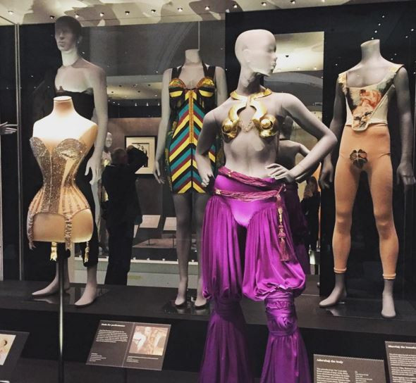 Chiêm ngưỡng 200 mẫu nội y có sức ảnh hưởng lớn trên thế giới ảnh 2