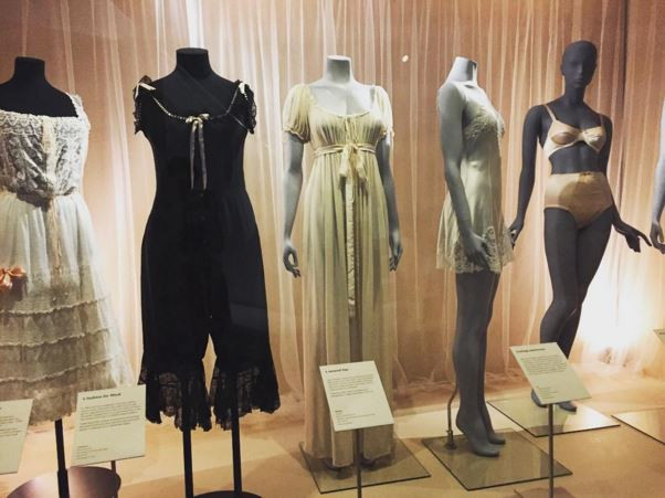 Chiêm ngưỡng 200 mẫu nội y có sức ảnh hưởng lớn trên thế giới ảnh 1