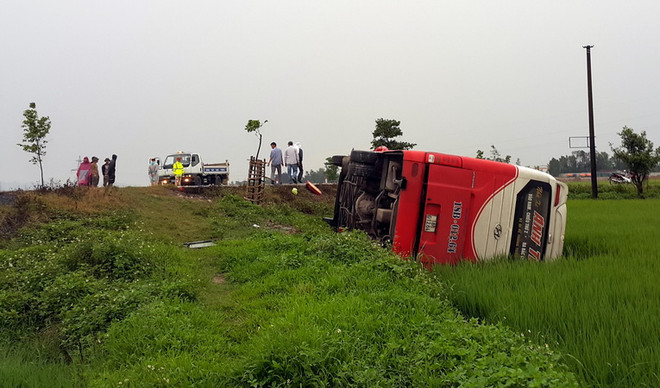 Lật xe khách làm 1 em bé tử vong tại chỗ, 10 người khác bị thương ảnh 1
