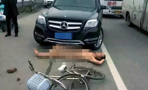 Người đàn ông khỏa thân nằm ngay trước mũi xe để ăn vạ ảnh 1