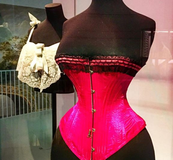 Chiêm ngưỡng 200 mẫu nội y có sức ảnh hưởng lớn trên thế giới ảnh 9