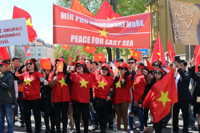 Biểu tình tại Séc phản đối Trung Quốc quân sự hóa ở Biển Đông ảnh 2