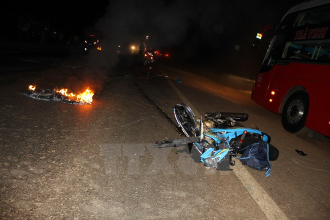 Lái xe môtô bất cẩn băng qua đường, xe tải tông chết tại chỗ ảnh 1