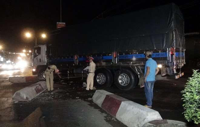 Xe taxi đâm vào đuôi xe container, hai người thương vong ảnh 1