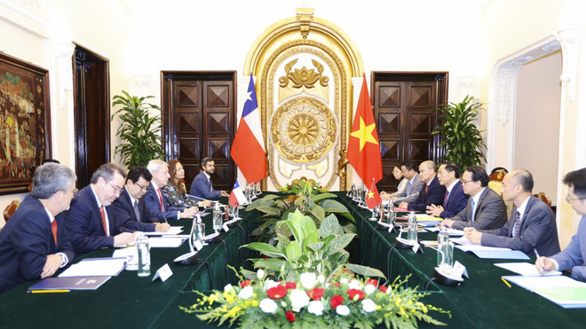 Bộ trưởng Bộ Ngoại giao Bùi Thanh Sơn hội đàm với Bộ trưởng Ngoại giao Cộng hòa Chile Alberto Van Klaveren. (Ảnh: An Đăng/TTXVN) ttxvn_chile.jpg