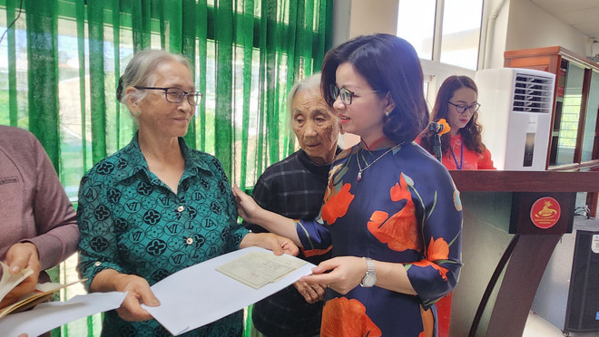 Trao trả hồ sơ, kỷ vật của cán bộ đi B tỉnh Bình Định cho thân nhân, gia đình. (Ảnh: Sỹ Thắng/TTXVN) ttxvn_binh_dinh.jpg