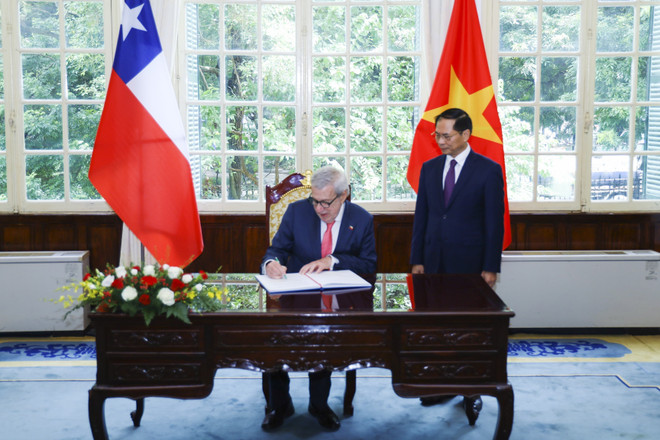 Bộ trưởng Ngoại giao Cộng hòa Chile Alberto Van Klaveren ghi lưu bút. (Ảnh: An Đăng/TTXVN) ttxvn_chile_2.jpg