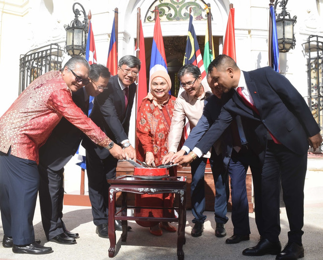Các đại sứ cắt bánh mừng sinh nhật ASEAN. (Ảnh: Việt Hùng/TTXVN) ttxvn_ASEAN.jpg