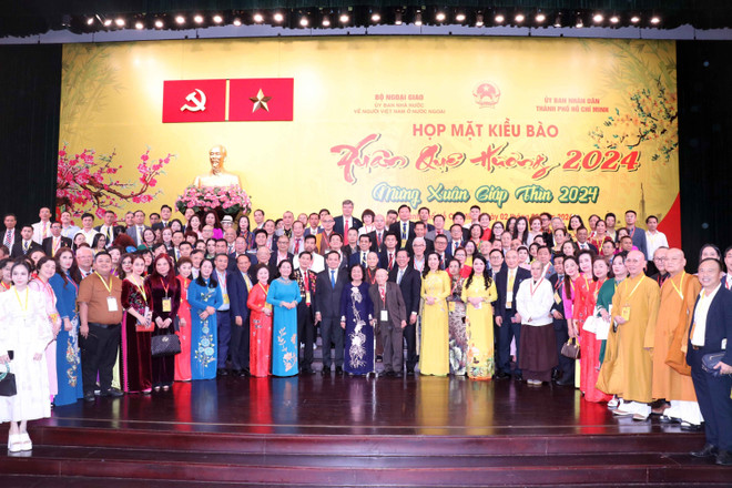 Chiều 2/2/2024, tại Thành phố Hồ Chí Minh, Ủy ban Nhà nước về người Việt Nam ở nước ngoài, Bộ Ngoại giao và Ủy ban Nhân dân Thành phố Hồ Chí Minh tổ chức Chương trình “Xuân Quê hương 2024,” họp mặt hơn 1.000 kiều bào từ các quốc gia, vùng lãnh thổ trên toàn thế giới trở về quê hương mừng Xuân Giáp Thìn 2024. (Ảnh: Xuân Khu/TTXVN) ttxvn_kieu_bao.jpg