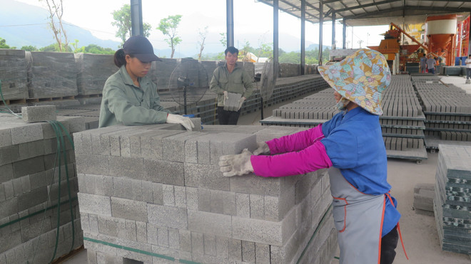 Sản xuất gạch không nung tại xã Xuân Giao, huyện Bảo Thắng, tỉnh Lào Cai. (Ảnh: Hồng Ninh/TTXVN) ttxvn_gach_nung.jpg