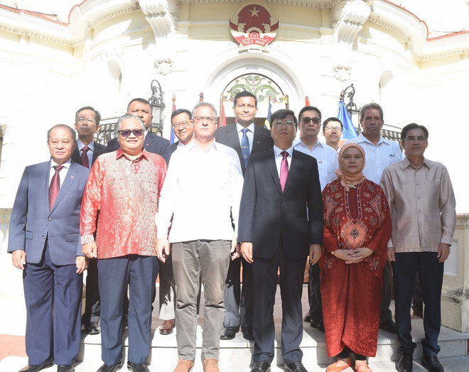 Các đại biểu tham dự tại Lễ thượng cờ ASEAN ở Cuba. (Ảnh: Việt Hùng/TTXVN) ttxvn_ASEAN_2.jpg
