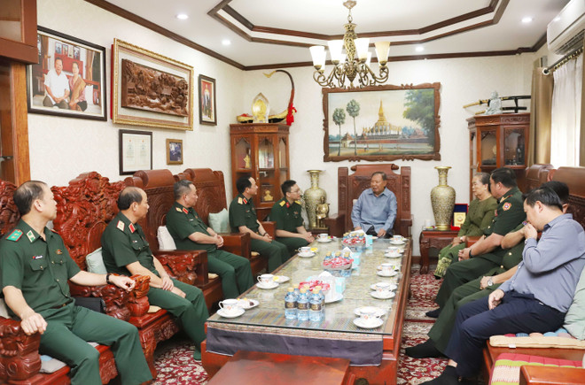 Thượng tướng Trịnh Văn Quyết, Chủ nhiệm Tổng cục Chính trị thăm nguyên Tổng Bí thư, Chủ tịch nước Lào Bounnhang Vorachith. (Ảnh: Xuân Tú/TTXVN) ttxvn_lao.jpg