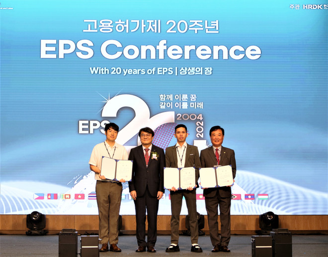 Anh Phạm Tiến Hiền nhận giải người lao động EPS tiếp tục trở lại Hàn Quốc làm việc và thành công. (Ảnh: Khánh Vân/TTXVN) ttxvn_tien_hien.jpg