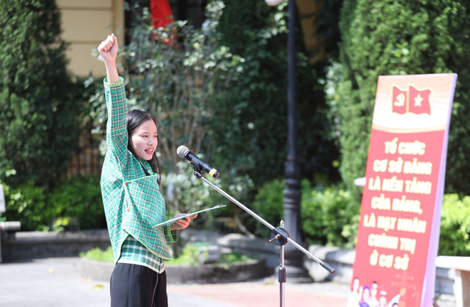 Dương Thị Xanh, dân tộc Nùng, học sinh lớp 12A, Trường Trung học Phổ thông Ba Sơn, huyện Cao Lộc, tỉnh Lạng Sơn tuyên thệ tại Lễ kết nạp Đảng. (Ảnh: Anh Tuấn/TTXVN) ttxvn_xay_dung_dang.jpg