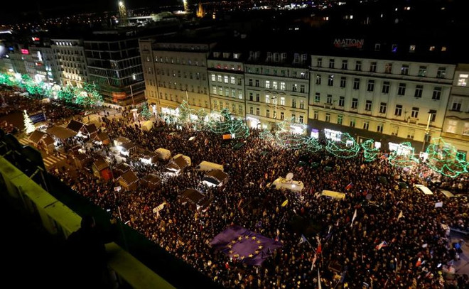Hàng chục nghìn người biểu tình tại Prague phản đối Thủ tướng Séc ảnh 1