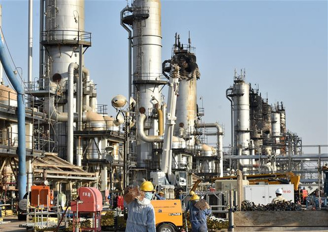 Nhà máy lọc dầu của Tập đoàn Dầu mỏ quốc gia Saudi Aramco, Saudi Arabia. (Nguồn: AFP/TTXVN) Giá dầu thế giới vọt lên mức cao nhất trong gần ba tháng ảnh 1