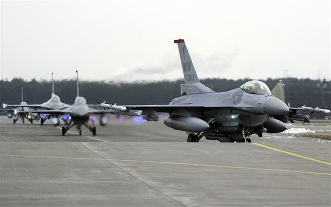 Máy bay chiến đấu F-16 của Không lực Mỹ chuẩn bị cất cánh tại căn cứ không quân Misawa, Nhật Bản. (Nguồn: AFP/TTXVN) Liệu chiến lược giành thị phần bán vũ khí của Mỹ có phản tác dụng? ảnh 1
