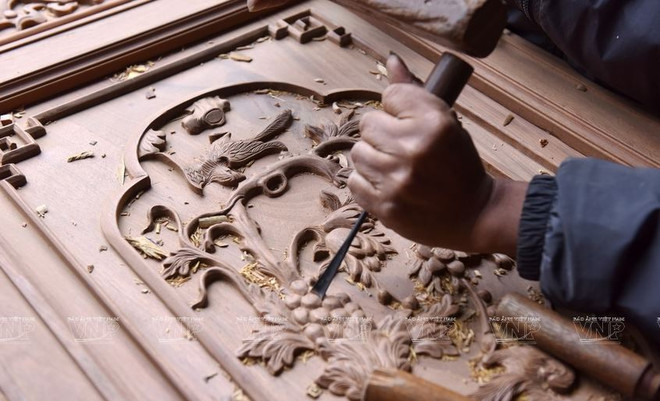 Về làng mộc Chàng Sơn xem các nghệ nhân làm nhà gỗ độc đáo ảnh 1