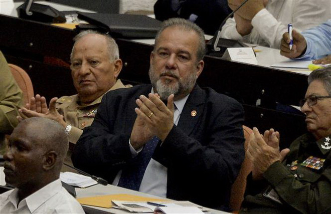Thủ tướng Chính phủ Cuba mới được bầu Manuel Marrero Cruz (giữa) tại phiên bế mạc Kỳ họp thứ IV Quốc hội khóa IX, ở Havana ngày 21/12/2019. (Nguồn: AFP/TTXVN) Thủ tướng Nguyễn Xuân Phúc gửi điện chúc mừng tân Thủ tướng Cuba ảnh 1