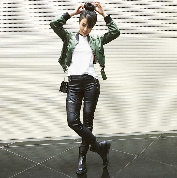 Mỹ nhân Việt lăng xê chân váy midi, sơ mi họa tiết và áo khoác cá tính ảnh 8